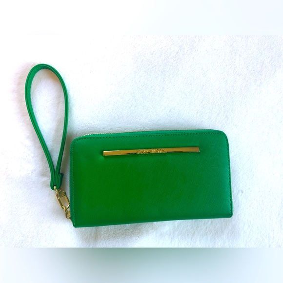 Steve Madden Handbags - Steve Madden wristlet wallet